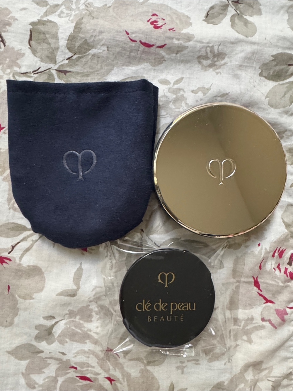 Radiant Cream to Powder Foundation - WB20 - Picture 2 of 8
